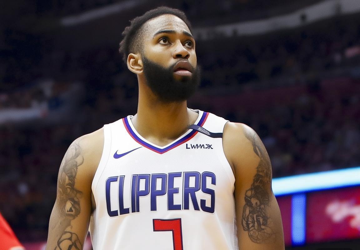 湖人詹姆斯致洛杉矶快船队伊维察·祖巴茨小腿拉伤，将缺席与西部竞争对手关键战